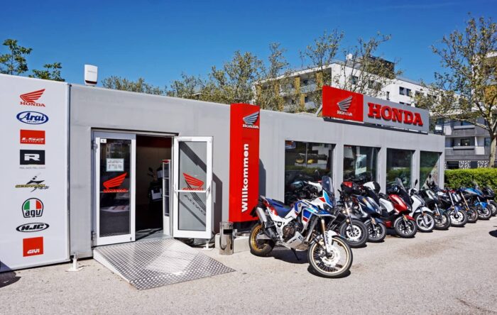 Next to the main building of the Faber Roller & Bike shop a spacious modular motorbike showroom was completed within in record time. The modular building consists of around thirty 20ft office containers, some with fixed glazing, two separate entrances with ramps and comprehensive electrical and safety equipment.