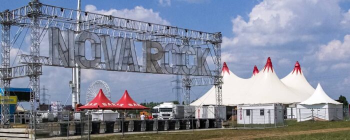 Pünktlich zum Start der Heurigen Festivalsaison baut CHV-Container über 400 Eventcontainer am Nova Rock Festival in Nickelsdorf, und auf der Donauinsel fürs Donauinselfest auf.