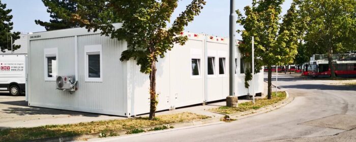 Extension of the Wiener Linien training facility at their main production site in Vienna. The modular classroom boasts a ceiling height of 2,800 mm. It consists of 4 office container modules with custom windows for improved lighting conditions.