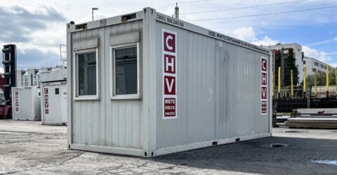 Zustand: gebraucht | CHVU 500.245-5C • 6m Bürocontainer 20ft • 2 Fenster stirnseitig • Sicherheitstür • 2,5 Meter Rauminnenhöhe • Farbe: grauweiß • € 3.950,-