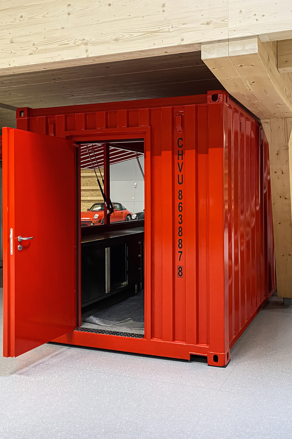 Racing catering container in Ferrari look, Domaine Albrechtsfeld