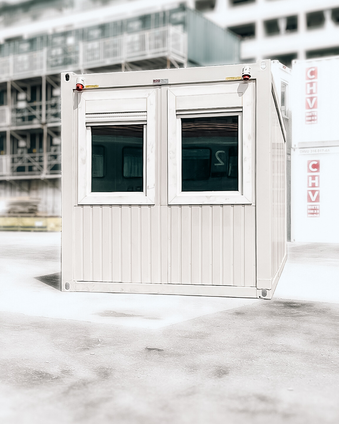 Frontansicht gebrauchter Bürocontaine Bürocontainer 15 m² mit Rollladen-Fenster