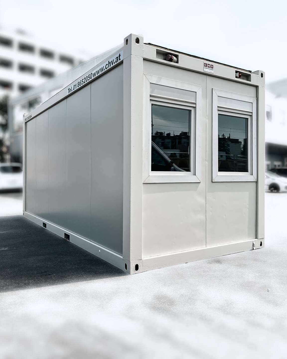 Frontansicht gebrauchten Bürocontainer 30 m² mit 2 Rollladen-Fenster kaufen