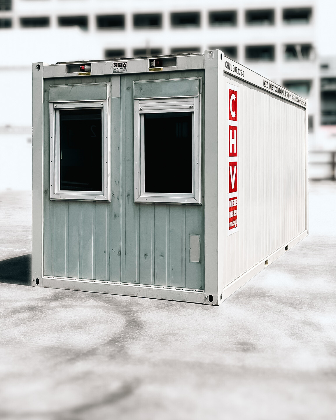 Frontansicht Bürocontainer gebraucht kaufen 15m² mit 2 Rollladen-Fenstern