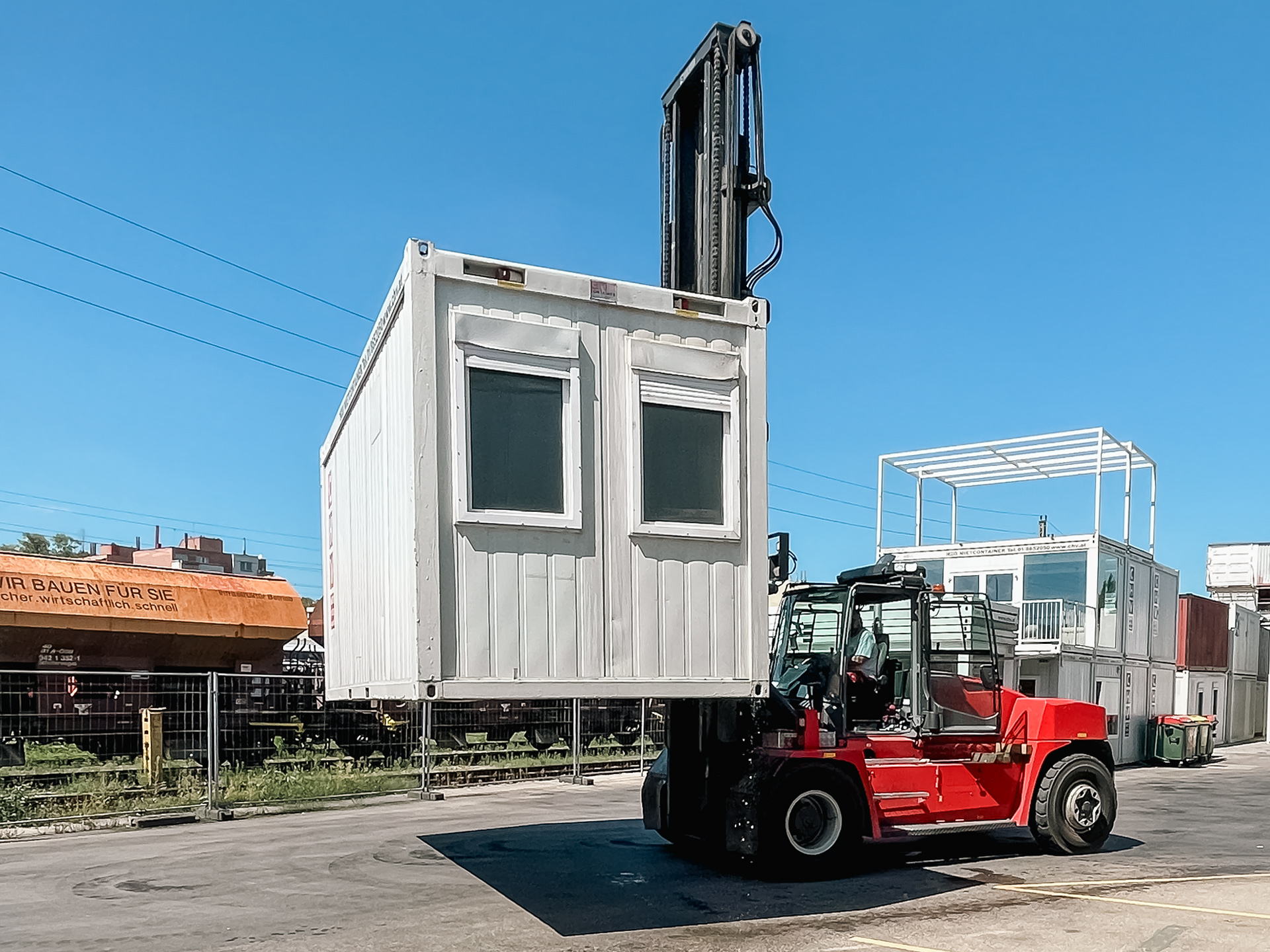 Kran-LKW hebt Containermodul 20 Fuß