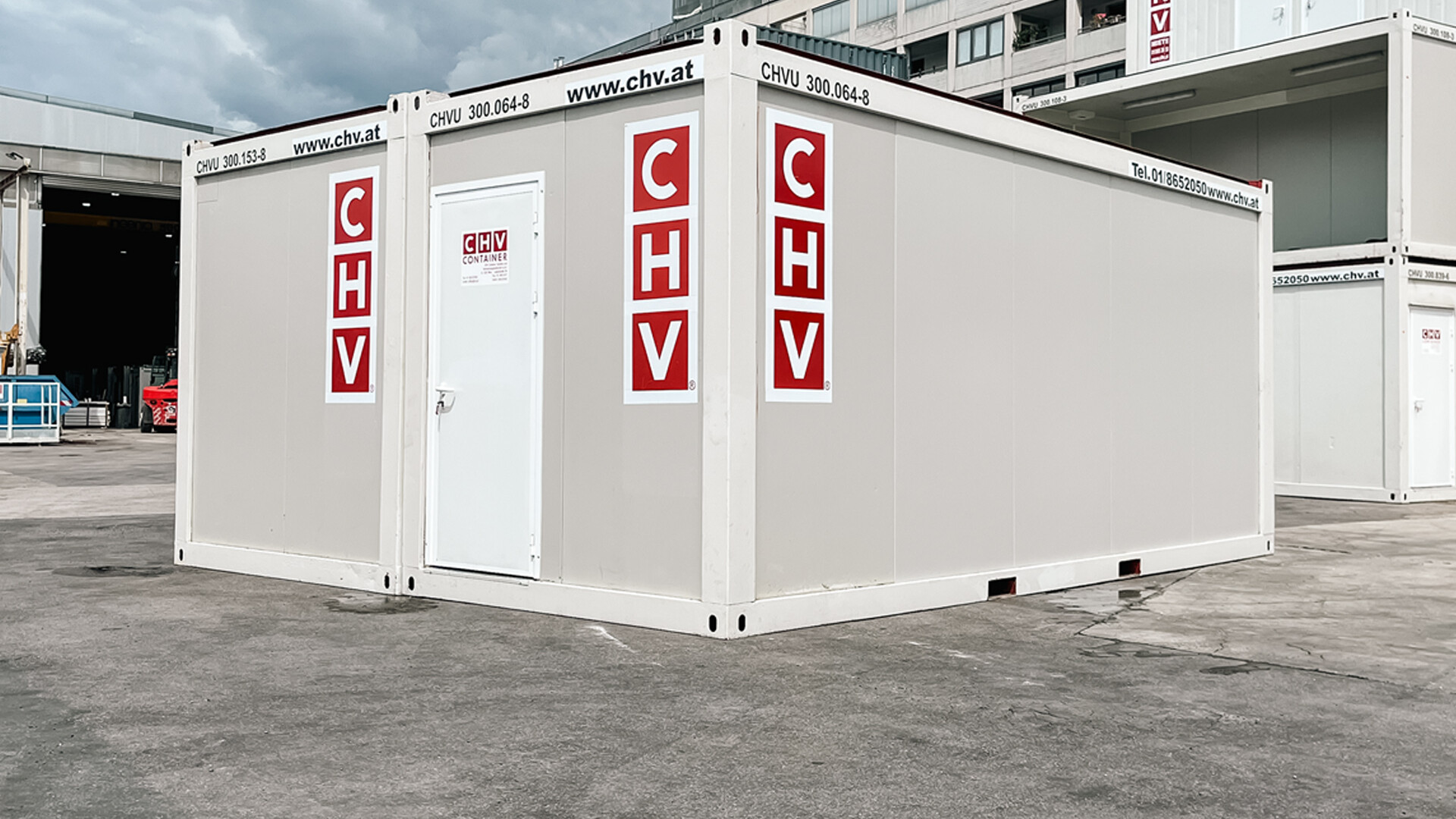 Rückseite der gebrauchten Bürocontainer-Anlage 2 × 20 Fuß mit Stahltür