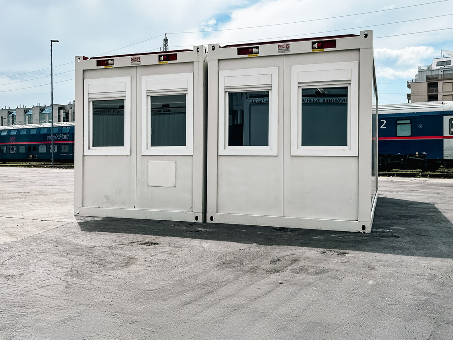 Gebrauchte Bürocontainer Doppelanlage 30 m² – Frontansicht mit 4 Fenstern