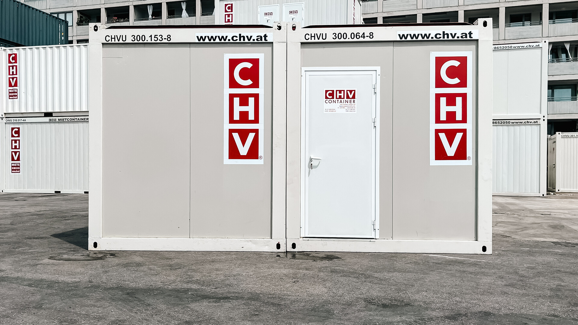 Rückseite gebrauchte Bürocontainer Doppelanlage mit Stahltür und Staplertaschen