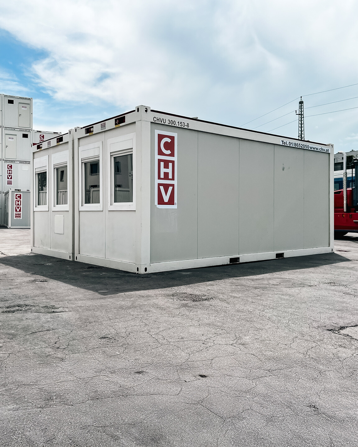 Außenansicht Bürocontainer-Doppelanlage 30 m² mit Rollladen-Fenstern und CHV Logo