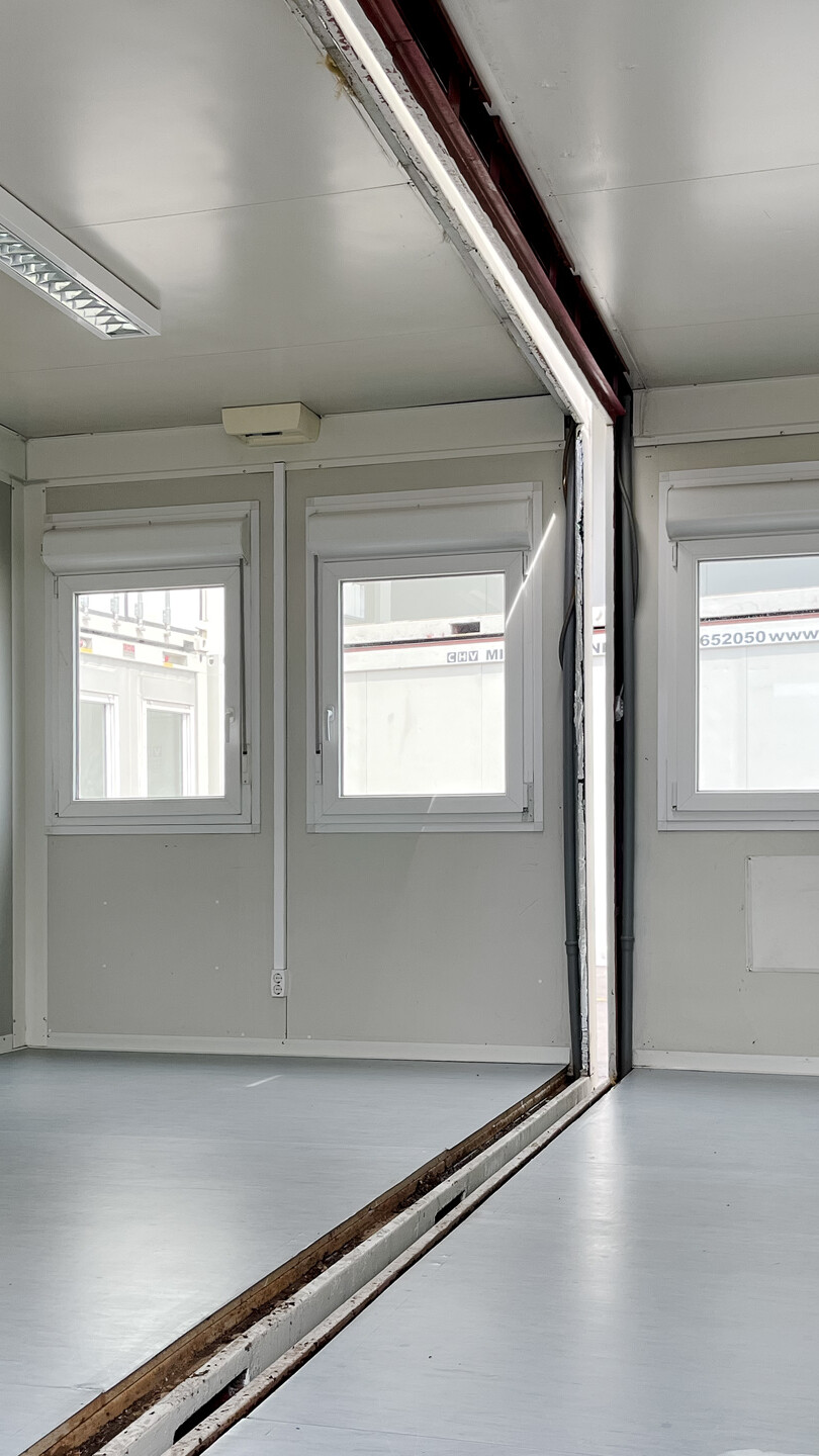 Detail Innenraum: leerer Arbeitsbereich mit 2 kW Konvektorheizung