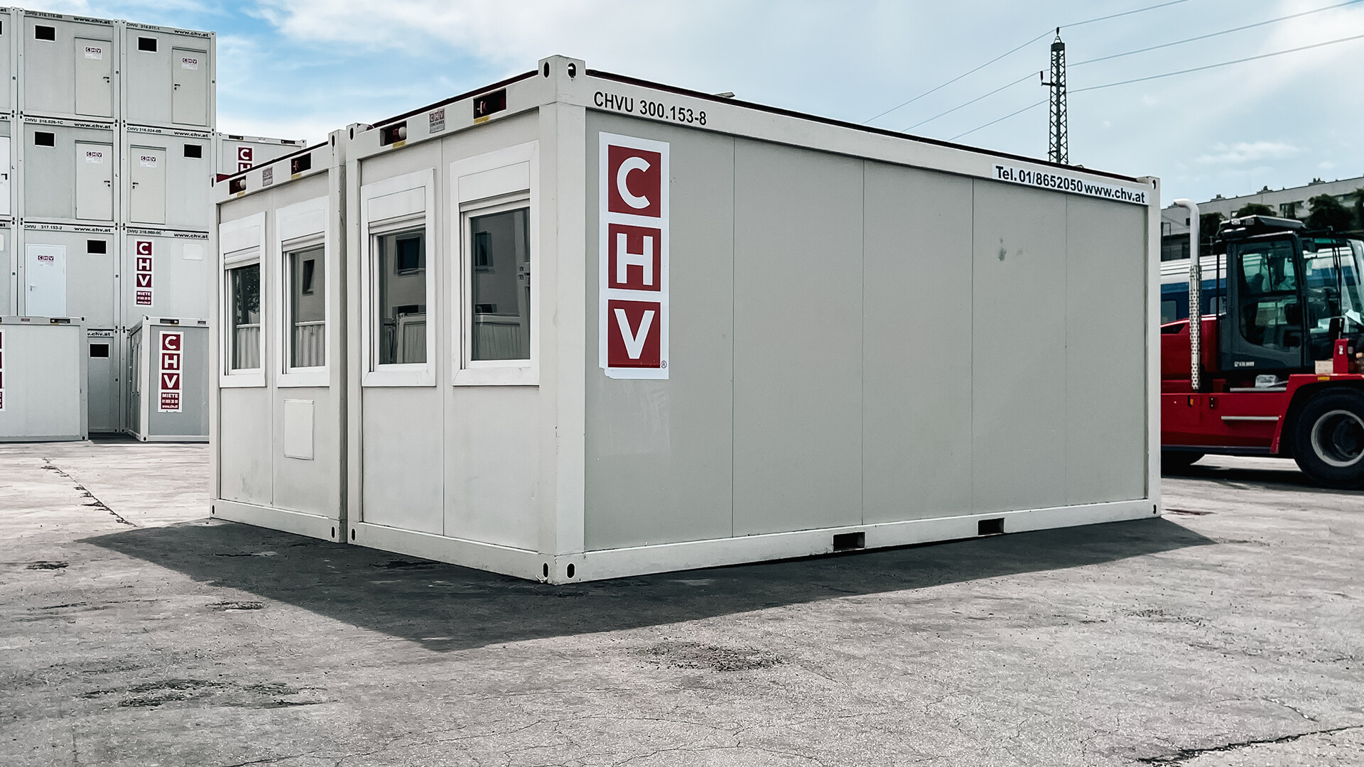 Frontansicht 20-Fuß Bürocontainer gebraucht – Fensterreihe mit Rollläden offen