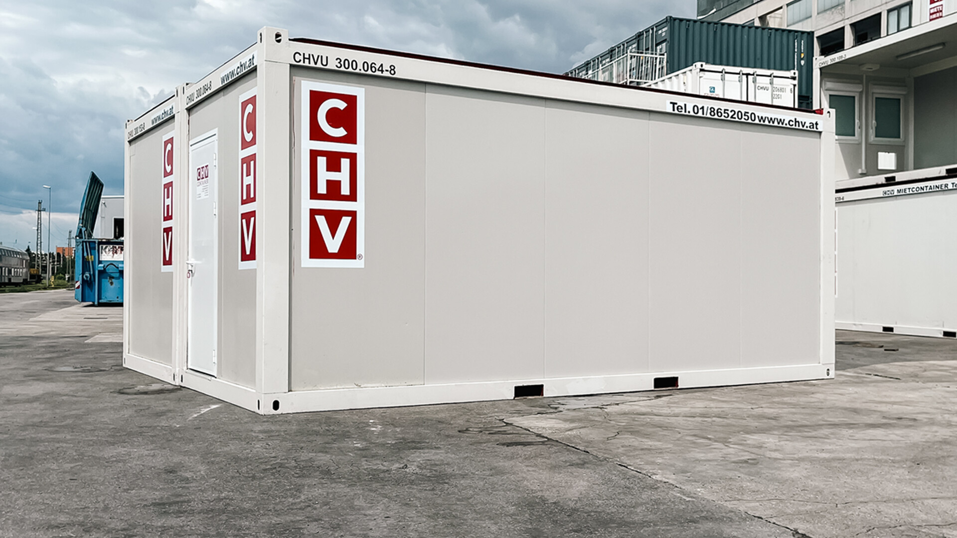 Rückseite gebrauchte Bürocontainer Doppelanlage mit Stahltür und Staplertaschen