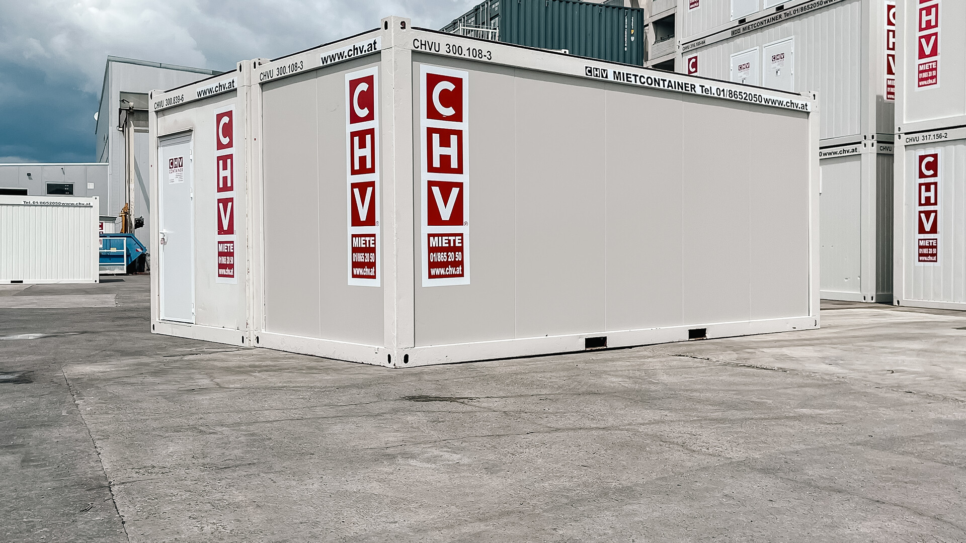 Rückseite gebrauchte Bürocontainer Doppelanlage mit Stahltür und Staplertaschen