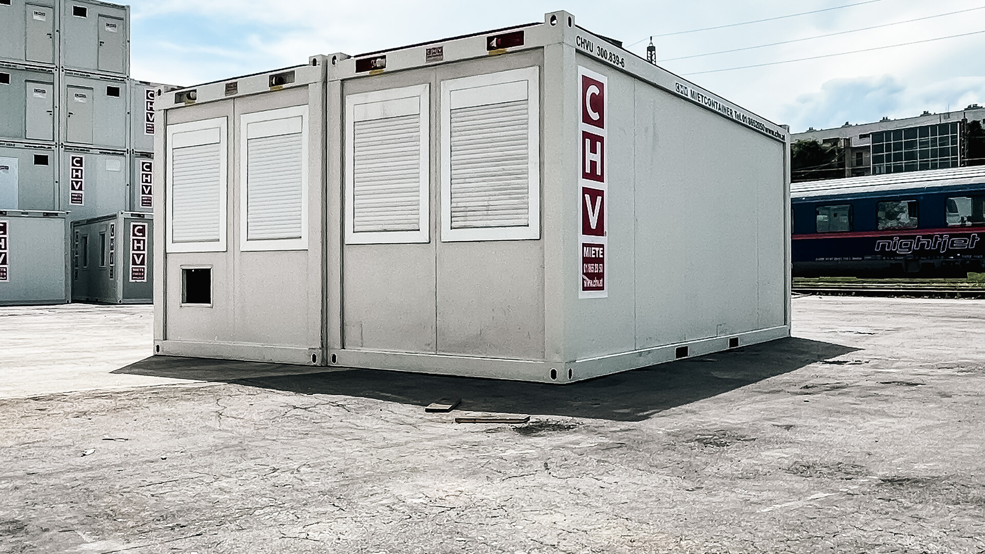 Gebrauchte Container Doppelanlage 30 m² – Frontansicht mit 4 Fenstern