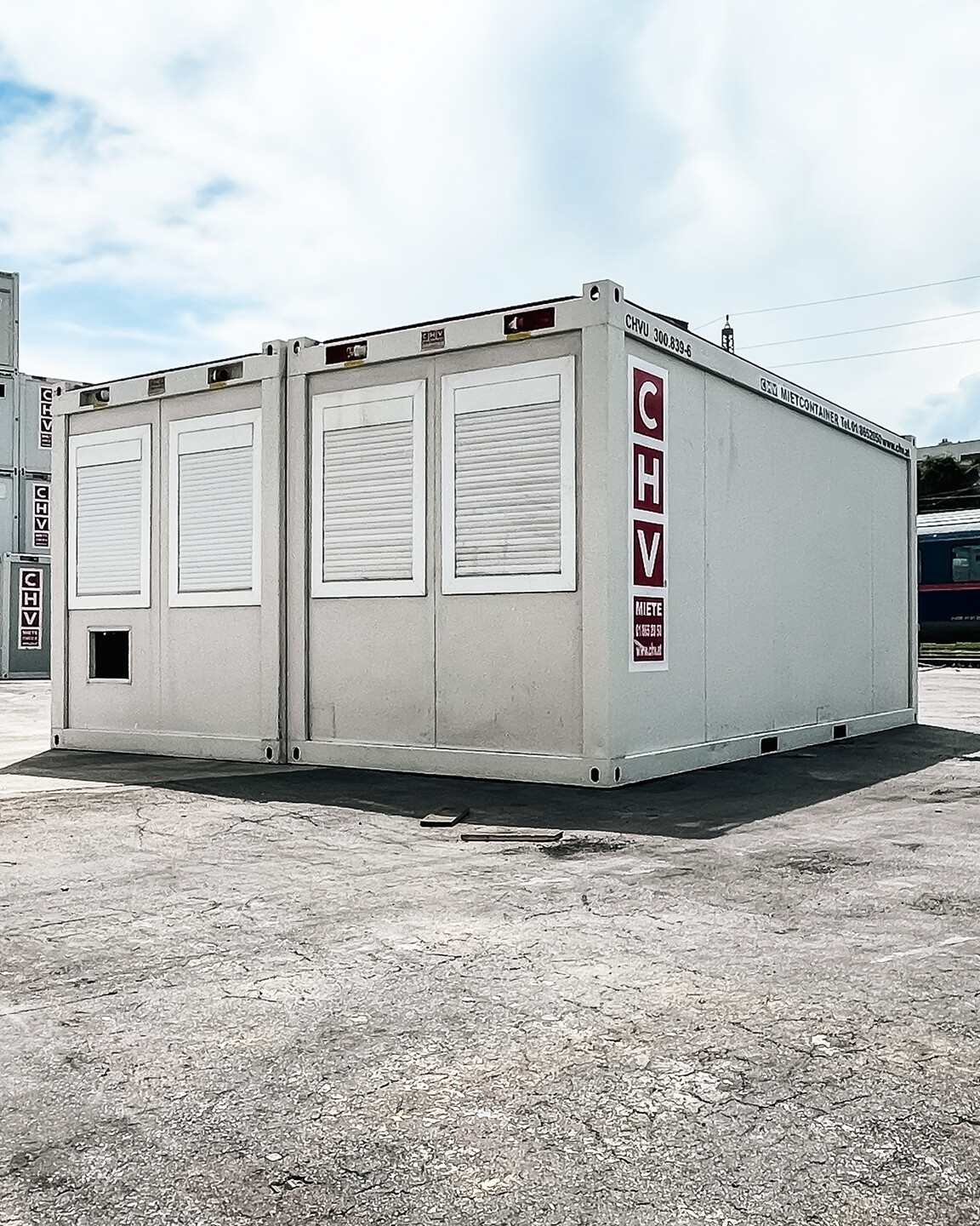Gebrauchte Container Doppelanlage 30 m² – Frontansicht mit 4 Fenstern