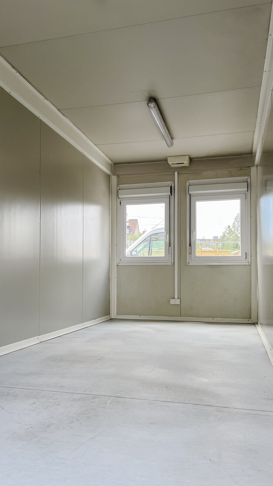 Innenraum 15m² mit PVC-Bodenbelag und Aufputz-Elektroinstallation