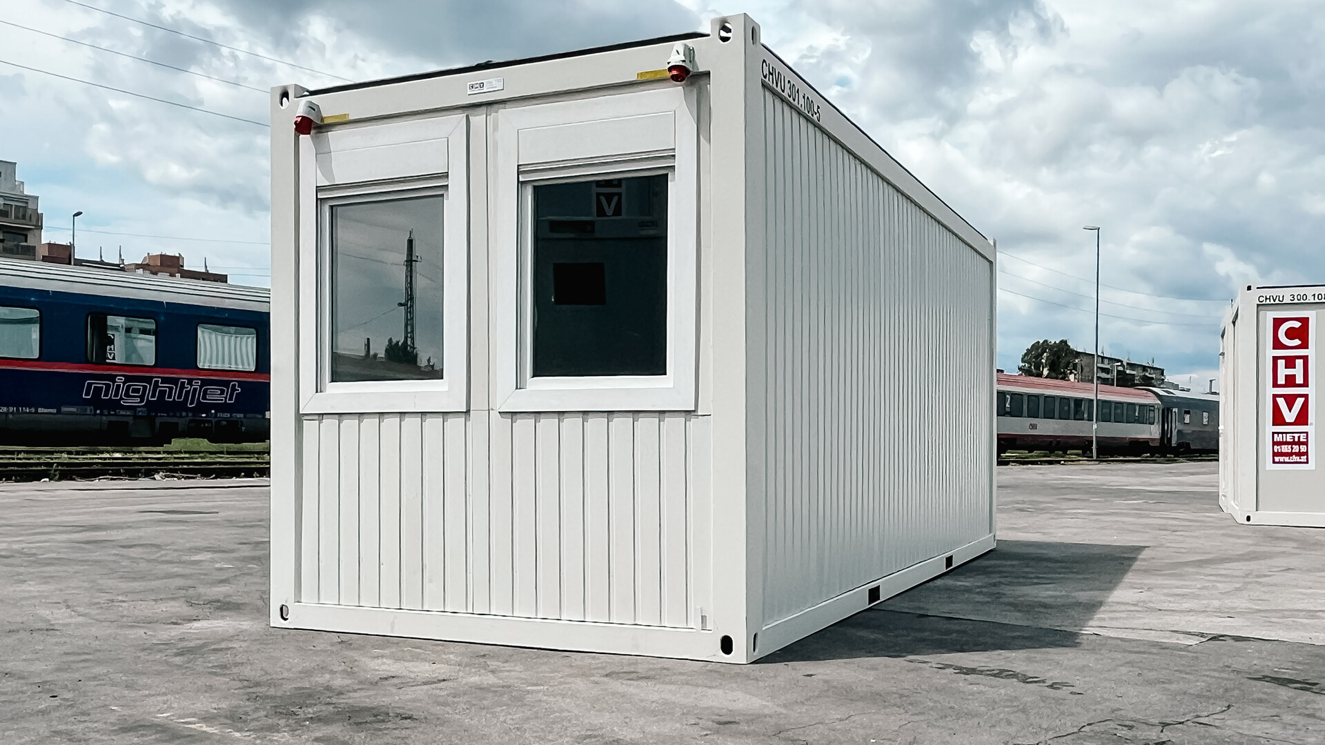 gebraucht Bürocontainer kaufen - Frontansicht links Fenster stirnseitig Rollladen offen