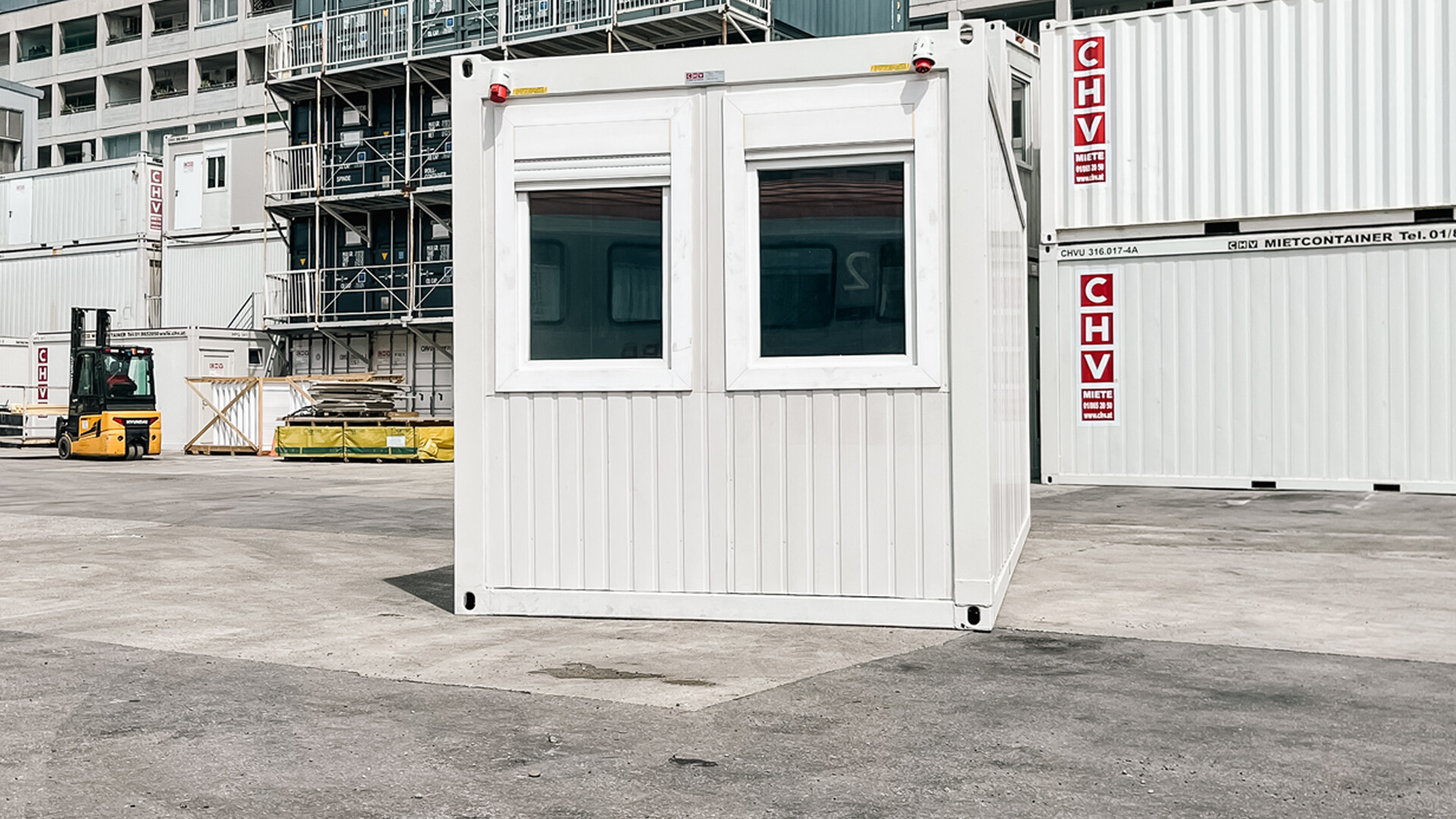 Frontansicht Büro-Container 15 m² mit Rollladen-Fenster