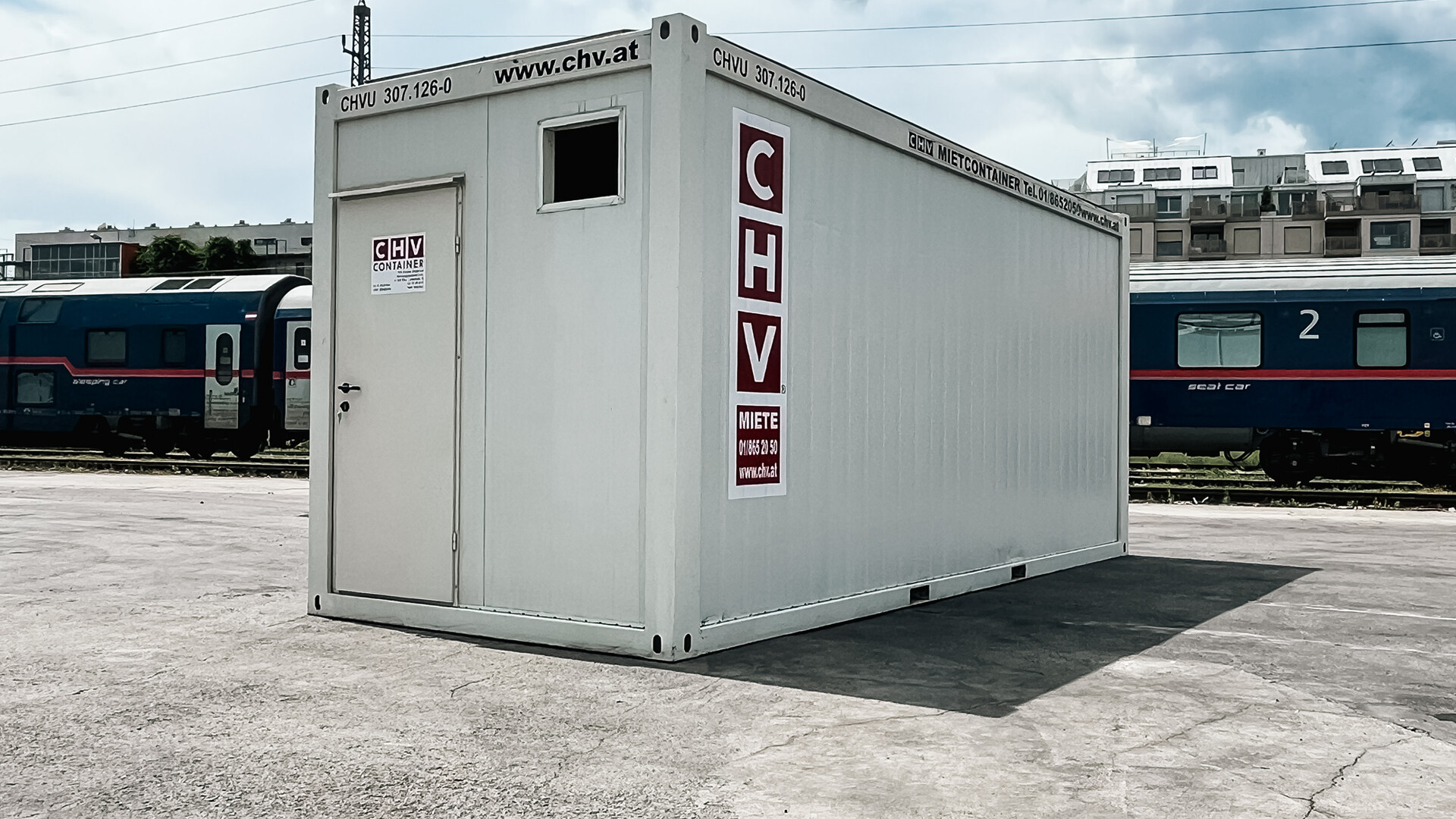 Rückansicht Bürocontainer gebraucht mit Stahltür und Klimaöffnung