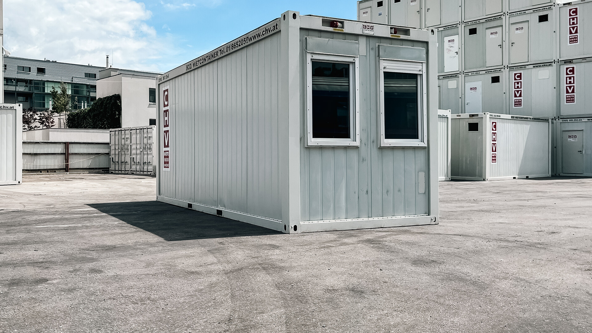 Container gebraucht kaufen - Frontansicht 20 Fuß mit stirnseitigen Fenstern