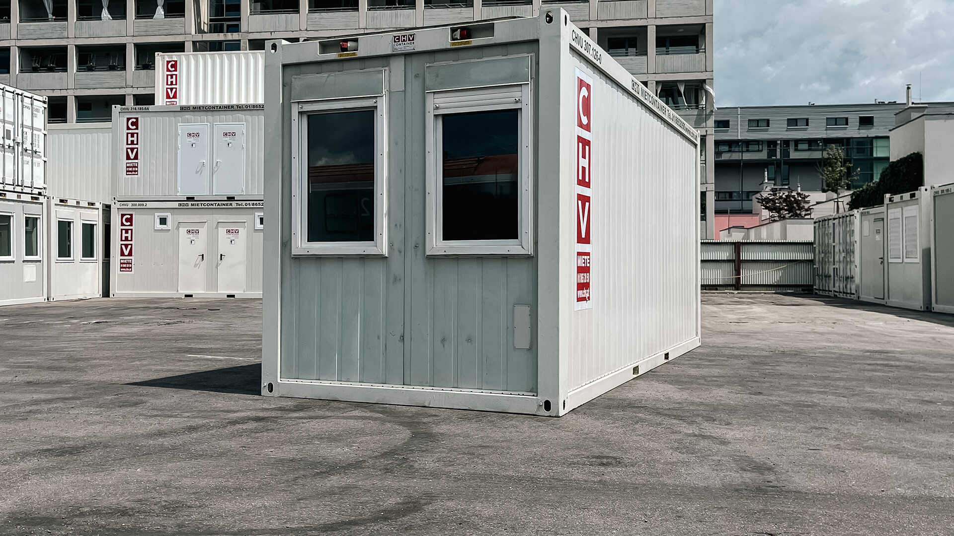 Frontansicht Bürocontaine 15m² mit 2 Rollladen-Fenstern