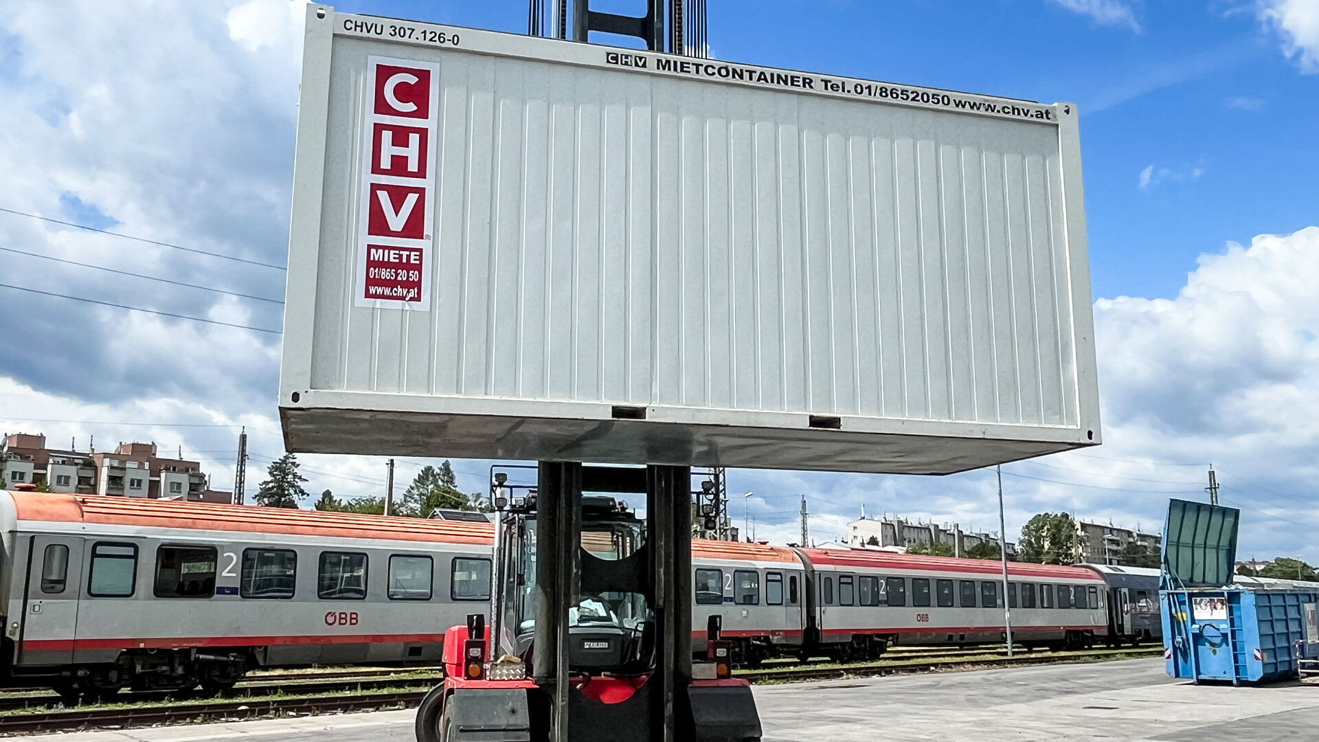 Seitenansicht Kran-LKW hebt Container­modul