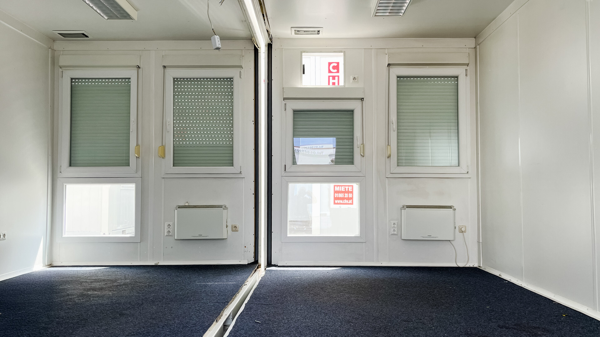 Leerer Innenraum 30 m², Teppichboden, vorbereitete Elektroinstallation